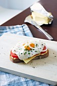 Cooking for students: fried egg and tomatoes on bread