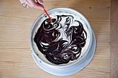 Marmor-Cheesecake, Schokoladensoße, Käsecreme, Schichten, mischen, Step