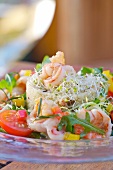Couscous-Salat, Salat mit Garnelen, Rucola, Tomaten, Sprossen