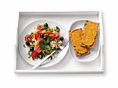 Bild-Diät, Tablett mit Weizensalat und Knäckebrot