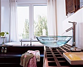 Blick auf einen Waschtisch mit großer Glasschale als Waschbecken