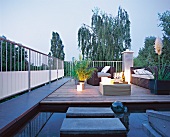 Dachterrasse mit Teich, Holzdielen und Sitzecke, abends, blaue Stunde