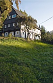Umgebindehaus auf einer Anhöhe, Ober -lausitz, Zittauer Gebirge, Sachsen