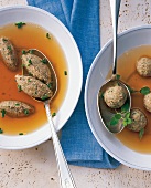 Fleisch, Kalbslebernockerl- suppe und Leberknödelsuppe