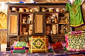 Oman, Geschirr, Kissen, Kleidung, orientalische Einrichtung, Regal