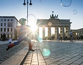 Seifenblasen, Kind springt vor dem Brandenburger Tor, Mitte, Berlin