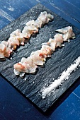 Sashimi vom Wolfsbarsch mit Meersalz Fisch, Barsch, Schieferplatte