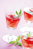 Holunderblüten-Bowle mit Rosé-Champagner, Eisenkraut, Glas