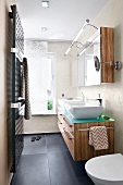 Badezimmer, Mini-Spa, Waschtisch Waschbecken, Spiegelschrank