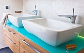 Badezimmer, Mini-Spa, Detail, 2 Waschbecken, Waschschale, türkis