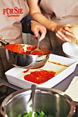 Pilz-Lasagne mit Spinat, Zubereitung , Step, Tomatensoße verteilen