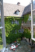 Wasserschloss Hülsede, Innenhof, Efeu, grün