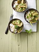 Grünes Auberginen-Kokos-Curry mit Erdnussreis