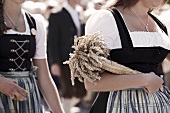 Bayern, Frau hält Erntedank St rauß im Arm