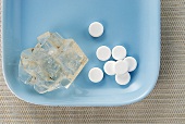 Schüßler-Salze, Tabletten und Kristall in einer Porzellanschale