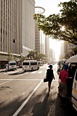 Südafrika, Straßenszene in Durban, Menschen gehen über Straße