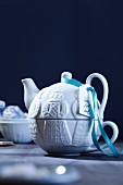 Tea for me, Teekanne mit Tasse, Holländisches Motiv, und Schleife