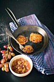 Chicorée-Pancakes mit Traubenkompott Puffer, Geschirrtuch