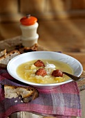 Landküche, Sauerkrautsuppe mit Salsiccia-Klößchen