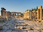 Türkei, Türkische Ägäis, Hierapolis, Hauptstrasse mit Nordtor, antik