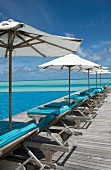 Sonnenschirm am Pool, Meerblick, Malediven, Insel Dhigufinolhu