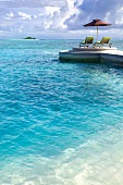 Zwei Liegen am Strand, Insel Veliganduhuraa, Malediven