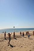 Türkei, Cesme, Meerblick, Strand, Urlauber spielen Volleyball