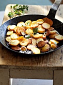 Landküche, Bratpfanne mit Bratkartoffeln