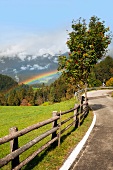 Gadertal in Südtirol, Dorf Wengen, La Val, Regenbogen, Straße