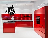 rot lackierte Küche mit schwarzer Arbeitsplatte