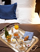 Hotelzimmer: Frühstückstablett auf dem Bett