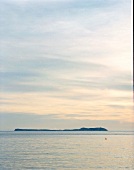 Insel Ibiza, Meer, Sonnenuntergang, Felseninsel im Hintergrund