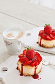 Mini-Cheesecakes mit Erdbeeren