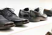 schwarze Herrenschuhe, Auslage im Schuhgeschäft