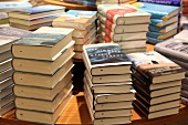 Buchhandlung, Bücherstapel auf einem runden Tisch