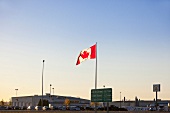 Kanada, Saskatchewan, kanadische Flagge, Straßenschild