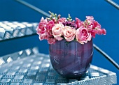 Vasenspaß, Blumenvase mit rosa Rosen, Blumenstrauß