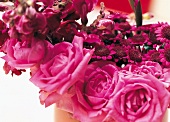 Vasenspaß, Rosenstrauß in pink, violett