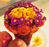 Vasenspaß, Herbstdekoration mit Blumen und Früchten