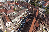 Blick vom Münster auf den Münster- platz, Altstadt