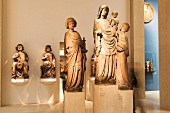 Freiburg, Skulpturenhalle mit den Muttergottes mit Kind