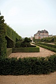 Garden art hedge, Champ de Bataille, France