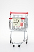 Einkaufswagen und @-Zeichen, Symbol Online Shopping