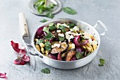 Pasta with aubergines, red onions, feta cheese, raisins and mint (Oriental)