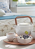 Frühstück im Bett, Tablett mit Tee, Kaffee, Teekanne, Joghurt