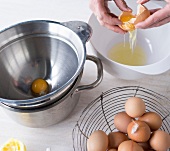 Stevia, Biskuitteig, Step 2 : Eier trennen, Schüssel, Wasserbad