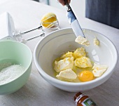 Stevia, Mürbeteig, Step 2 : Bu tter, Ei, Zitronenschale zusammen