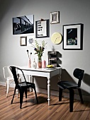 Wand nachgestylt, Bilder, Tisch, Stühle
