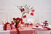 festlich gedeckter Tisch, Valentinstag, rot