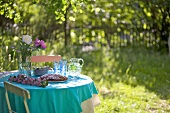 Jahreszeiten-Küche, gedeckter Tisch im Garten, Kaffeetafel